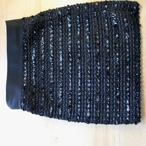 Dance the night away in this mini skirt! Perfect for nights on the town, size M.